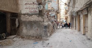 رفع الانقاض من العقار المنهار في حى الجمرك بالإسكندرية وعودة الحركة المرورية