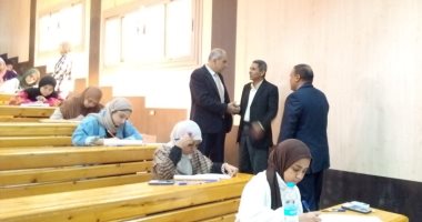 رئيس جامعة أسوان يتفقد امتحانات كلية الزراعة