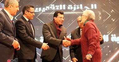 وزير الشباب ونقيب الصحفيين يسلمان درع الجائزة التقديرية للكاتبة أمينة شفيق