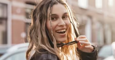 تسريحات شعر جذابة باستخدام الربطات المطاطية الملونة