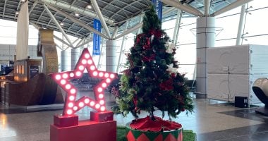مطار القاهرة يستعد للعام الجديد.. أشجار الكريسماس وبابا نويل فى استقبال المسافرين.. رفع درجة الاستعداد القصوى تزامناً مع زيادة الحركة الجوية.. وتوجيهات بتسهيل إجراءات الوفود القادمة لقضاء إجازة رأس السنة