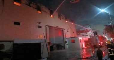 5 سيارات إطفاء تشارك فى السيطرة على حريق مخزن بالعبور الجديدة.. صور