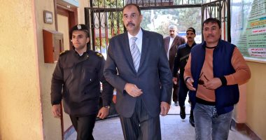 محافظ سوهاج يتفقد عددا من لجان انتخابات الإعادة بقرية روافع القصير