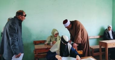 رئيس المنطقة الأزهرية بكفر الشيخ يتابع امتحانات أولى وثانية ثانوى بمعاهد الرياض