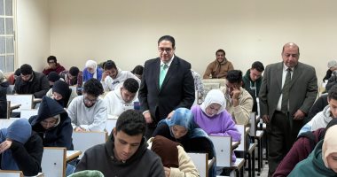 انتظام امتحانات نهاية الفصل الدراسى الأول بكليات جامعة القاهرة.. جولة لرئيس الجامعة ونائب التعليم والطلاب على اللجان.. سامى عبد الصادق: نستهدف الوقوف على المشاكل وحلها فورياً.. وتواجد أساتذة المواد بالقاعات