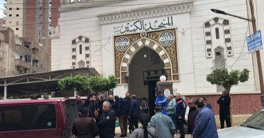 وصول جثمان صابر عيد نجم المحلة السابق للمسجد لأداء صلاة الجنازة عليه بالغربية