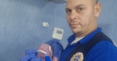 مسعف بنى سويف يساعد سيدة 