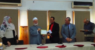 رئيس منطقة سوهاج الأزهرية يكرم موجهي العموم المشاركين في تحكيم مسابقة أوائل الطلاب 