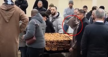 في الكورة : حكيم زياش يودّع شقيقه فى جنازة مؤثرة بمدينة بركان فى المغرب