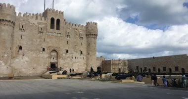 زوار قلعة قايتباى يتحدون نوة عيد الميلاد بزيارة الإسكندرية