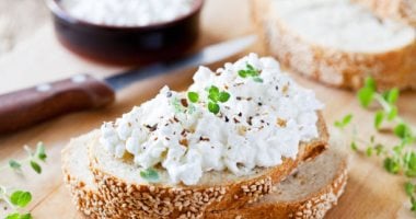 طريقة عمل الجبن القريش فى المنزل.. خطواتها سهلة ومش هتكلفك كتير 