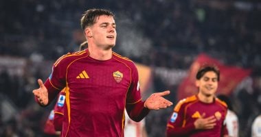 فريق روما يحتفل بتسجيل هدف في المباراة