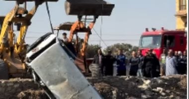لحظة استخراج سيارة بعد انقلابها فى ترعة المريوطية بالبدرشين.. صور