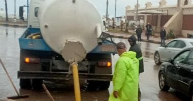 نوة عيد الميلاد تضرب الإسكندرية برياح باردة وأمطار غزيرة.. المحافظ يرفع حالة الطوارئ ويشدد على التواجد الميدانى.. الصرف الصحى تدفع بـ 150 سيارة ومعدة.. و"الآثار" تؤكد عدم تأثر المواقع الأثرية.. صور