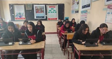 طلاب أولى ثانوى يؤدون امتحان مادة البرمجة والذكاء الاصطناعى للترم الأول.. صور