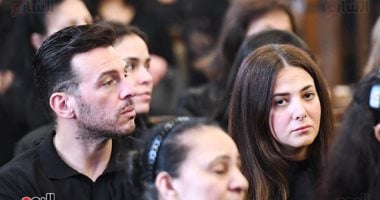 دنيا سمير غانم وأكرم حسنى وعمرو مصطفى فى جنازة والدة هانى رمزى