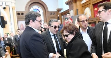 ليلى علوى ولبلبة وإلهام شاهين يشاركن فى تشييع جنازة والدة هانى رمزى