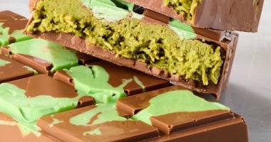 طريقة عمل شوكولاتة دبى فى البيت خطوة بخطوة.. الحلوى المفضلة لجيل Z