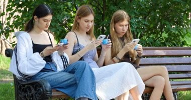 دراسة تحذر: الهواتف الذكية قبل 13 عامًا تهدد صحة الأطفال النفسية والجسدية