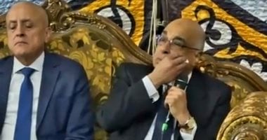 لم يتمالك دموعه.. تأثر وزير العدل فى عزاء المستشارة سهام صبرى بقنا