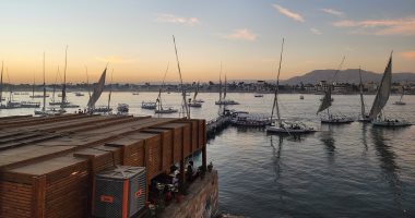 لحظات غروب الشمس فى آخر ليالى 2025 ومتعة السائحين فى الأقصر.. فيديو