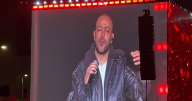 الجمهور يغنى بحماس مع تامر عاشور بحفل العاصمة الجديدة