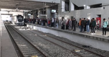 إقبال على القطار الخفيف LRT وملاك السيارات يفضلون «أماكن الانتظار» بالمحطات.. صور