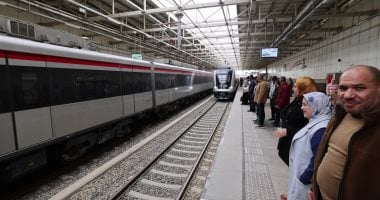 رحلة يومية بروح عصرية.. الزحام على «القطار الكهربائى» يخطف الأنظار فى مدن شرق القاهرة