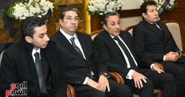 هانى رمزى فى عزاء والدته