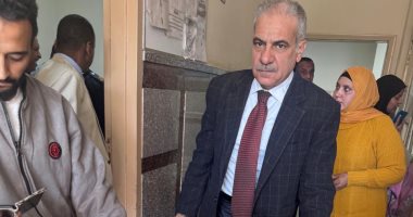 رئيس جامعة أسوان يطمئن على طلاب التمريض بعد تعرضهم لحادث قبل الامتحان