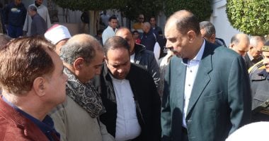 محافظ سوهاج يلتقى المواطنين عقب صلاة الجمعة بمسجد الشرطة 