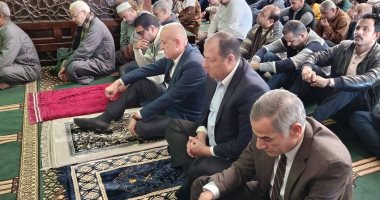 محافظ الأقصر ومدير الأمن يلتقيان بالمواطنين عقب آداء صلاة الجمعة بمسجد سيدى أحمد النجم.. صور