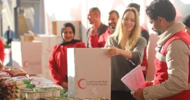 أنجلينا جولي تساعد فى تعبئة المساعدات الإنسانية المرسلة إلى أهالينا بقطاع غزة