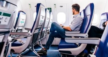 لماذا تختار بعض شركات الطيران المقاعد الزرقاء؟.. مش هتصدق السبب