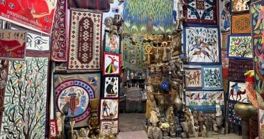 من قلب الحضارة.. السوق السياحى بالأقصر مقصد الهدايا التذكارية العالمية