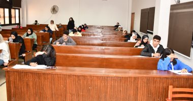 رئيس جامعة القناة يتفقد انتظام لجان امتحانات الفصل الدراسي الأول بكلية السياحة والفنادق