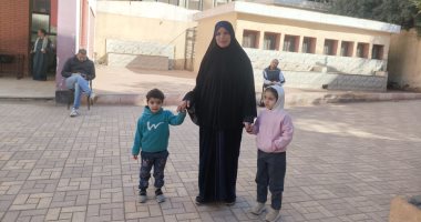 الأسرة تنتخب.. توافد نسائي لافت على لجان الهرم بصحبة الأطفال