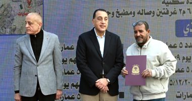رئيس الوزراء يُسلم عددا من عقود مستحقي الوحدات السكنية