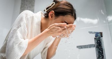 4 فوائد لغسل الوجه صباحا بالماء البارد حتى فى الشتاء 