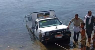 سقوط سيارة أجرة فى مياه النيل بكوم أمبو دون إصابات.. صور