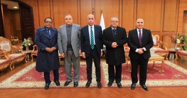 رئيس جامعة كفر الشيخ يترأس لجنة اختيار عميد كلية الآداب بالجامعة