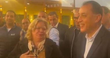 سائحة تلتقط صورة تذكارية مع رئيس الوزراء على كورنيش الأقصر