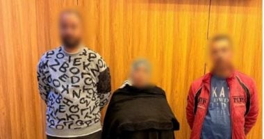 الداخلية تضبط سيدة وشخصين يوزعون أموالا بمحيط لجان انتخابات أكتوبر  