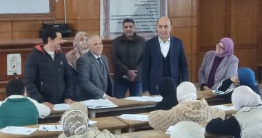 رئيس جامعة دمنهور يتفقد سير العملية الامتحانية بكلية التربية