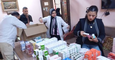 رئيس جامعة القاهرة يستعرض تقريرا عن نتائج أعمال القافلة التنموية بقرية المنوات