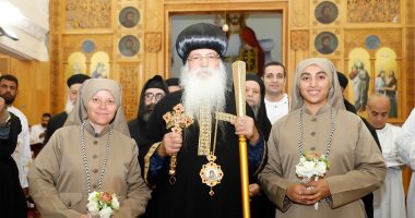 الأنبا إسحق يدشّن أوانى مذبح ويصلي صلوات تكريس مكرسات جديدات بطما