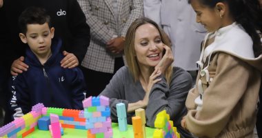 أنجلينا جولي تترك السجادة الحمراء وتجلس على الأرض لدعم أطفال غزة