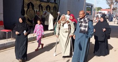 مسن على عكاز يدلى بصوته فى جولة إعادة انتخابات مجلس النواب بالمنيا