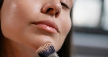 4 خطوات لاختيار البرونزر المناسب لبشرتك وتطبيقه بشكل صحيح