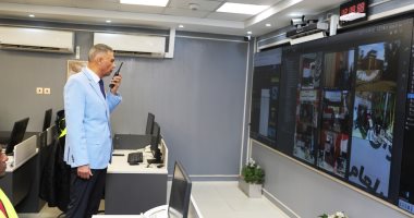 محافظ أسوان يتابع سير الانتخابات من داخل مركز سيطرة الشبكة الوطنية